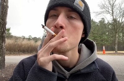 Лечение зависимости от табакокурения в Воскресенске Мужчина с сигаретой делает затяжку