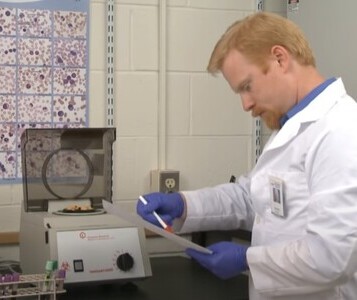 Клиника лечения наркозависимости в Воскресенске Врач в кабинете клиники