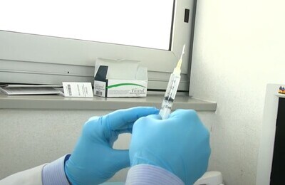 Проведение кодирования Вивитролом в Воскресенске Шприц с Вивитролом в руках у врача